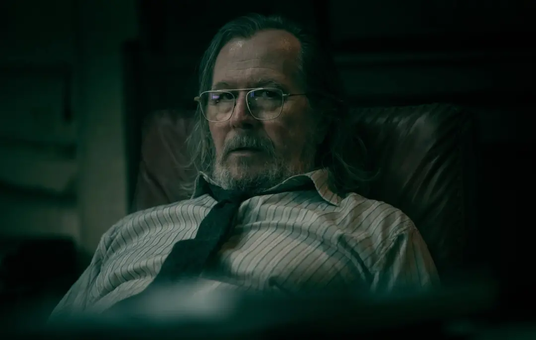 Slow Horses tem renovação para a sétima temporada, adaptando o oitavo livro da série de Slough House. Com Gary Oldman l…
