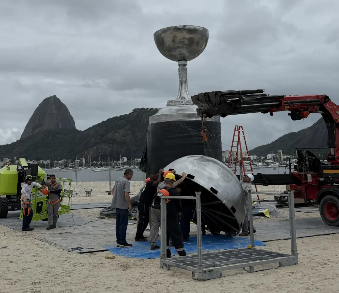 Na praia de Botafogo, uma réplica de 9 metros do troféu da Libertadores tá montada, com a complexidade de um carro aleg…