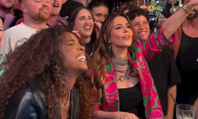 Cheryl e Kelly Rowland cantaram hits em um bar gay em Manchester na terça. A gente sempre acompanha essas figuras do en…