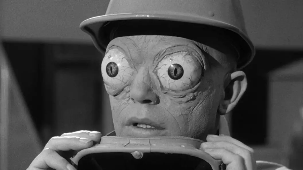 The Outer Limits estreou em 16 de setembro de 1963 na ABC, desafiando The Twilight Zone, que já tinha 63 anos de histór…