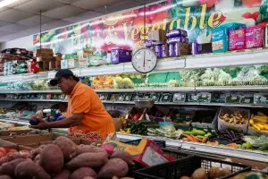 Inflação nos EUA caiu para 3,4% em agosto, depois de ter chegado a 9% em 2022. Mas o acúmulo desses aumentos nos preços…