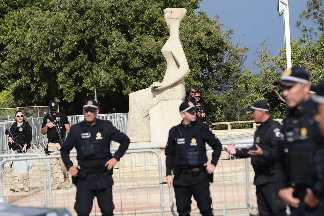 A sessão no Supremo mostrou um colapso interno, com Fachin querendo reverter a tentativa de suicídio. O histórico do tr…