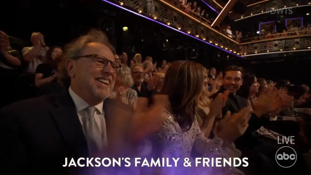 Jackson Olson teve apoio da namorada Maggie Sajak no debut dele no Dancing With the Stars, com um cha-cha temático da S…