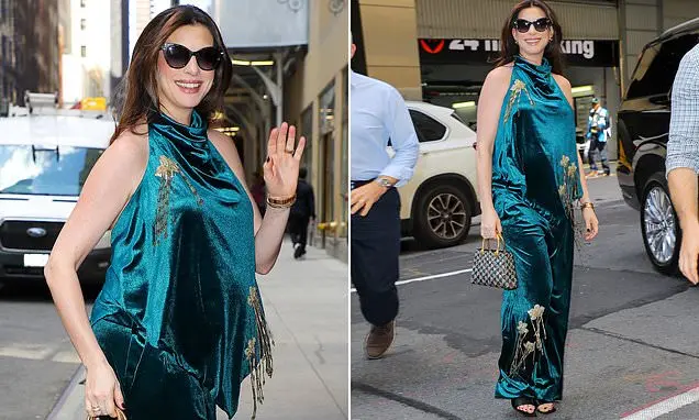 Anne Hathaway apareceu em Nova York carregando uma bolsa Bvlgari de 8 mil dólares enquanto mostrava a barriga de gravid…