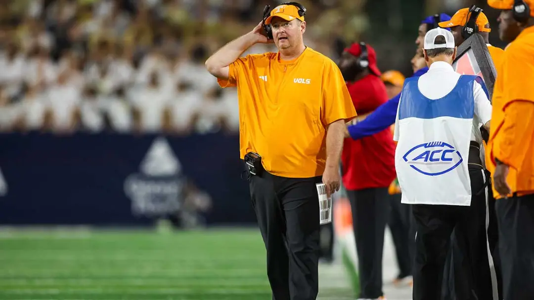 Ethan Davis sofreu uma lesão no ACL que encerra a temporada no Tennessee football. O técnico Josh Heupel pede que os ou…