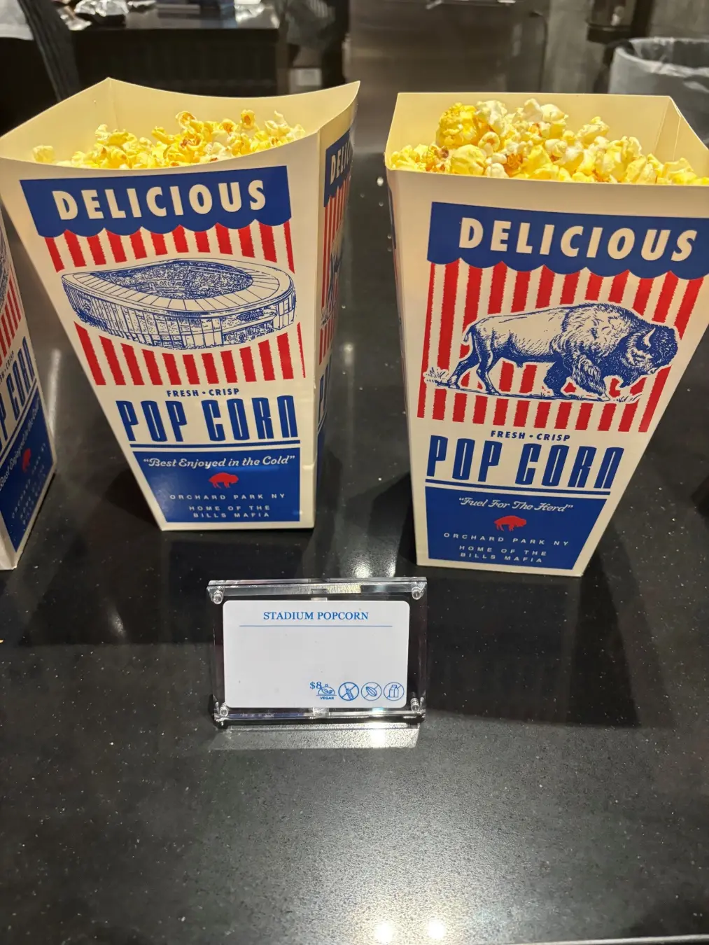 Highmark Stadium, preços altos. Um hambúrguer com queijo e bacon custa 21 dólares. Isso é o padrão de estádio NFL, e qu…