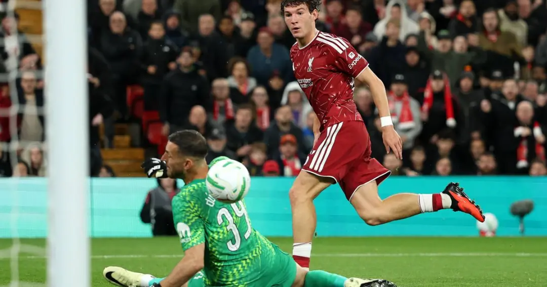 Liverpool vence Tottenham por 3 a 1 na Carabao Cup, e o jovem Lewis Koumas chamou a atenção de Andoni Iraola. A energia…