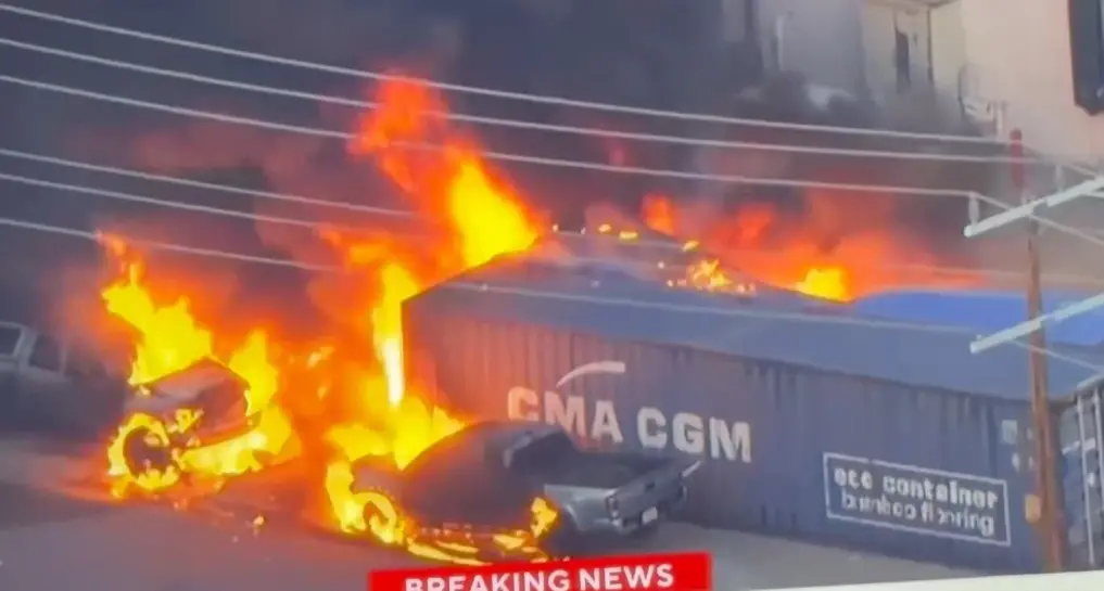 Los Angeles, três mortos. Um helicóptero de TV caiu em um bairro após cobrir um acidente de caminhonete e ônibus. Esse …