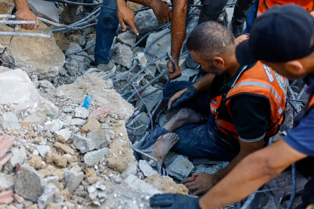 Doze mortos, incluindo cinco crianças, por desabamento de prédio em Gaza depois de bombardeio. A situação mostra como a…