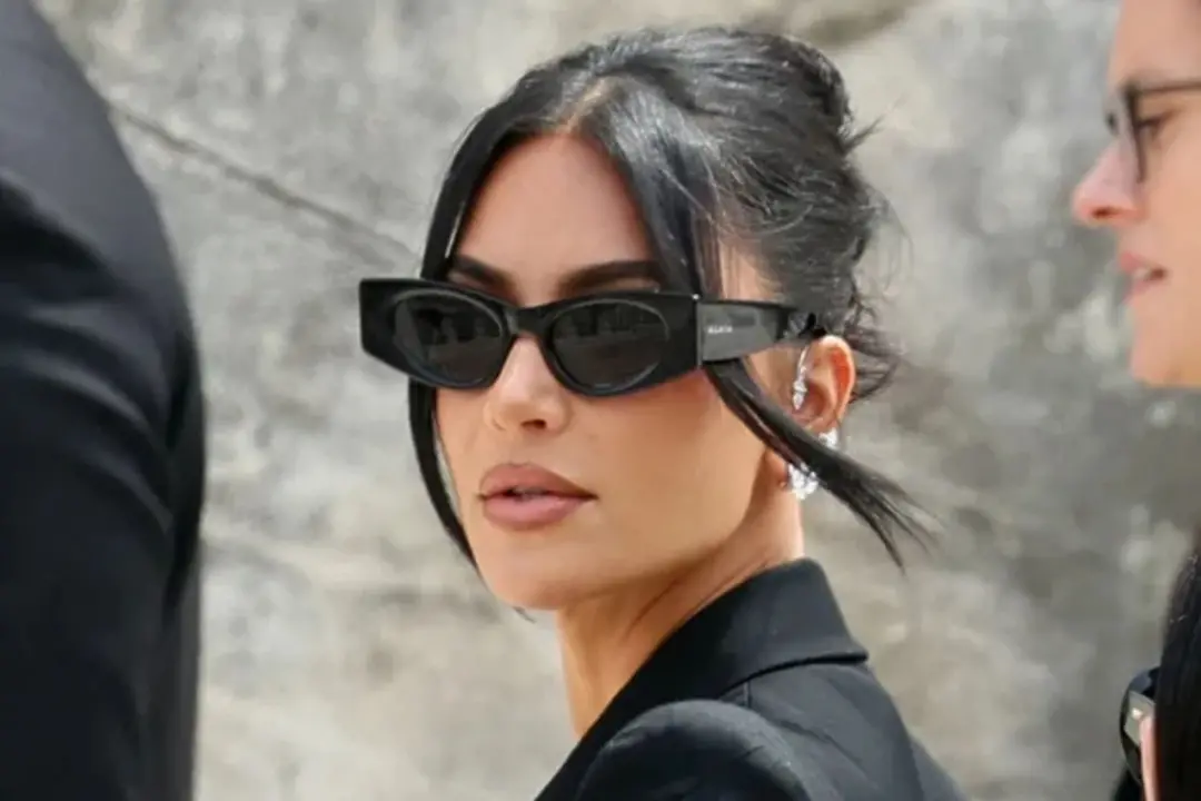 Kim Kardashian ganhou 86p em Paris por um assalto a mão armada em 2016, roubo de joias no Hotel de Pourtalès. Esse tipo…