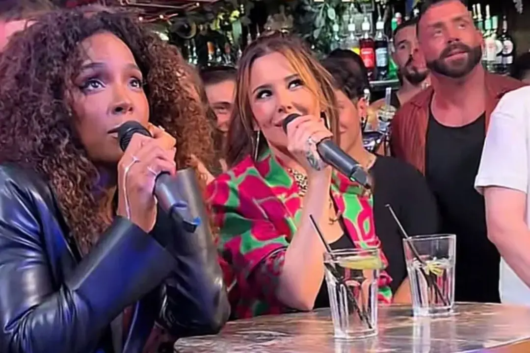 Cheryl, 43 anos, cantou Fight For This Love e dançou em um bar em Manchester com Kelly Rowland. Aquele momento inespera…