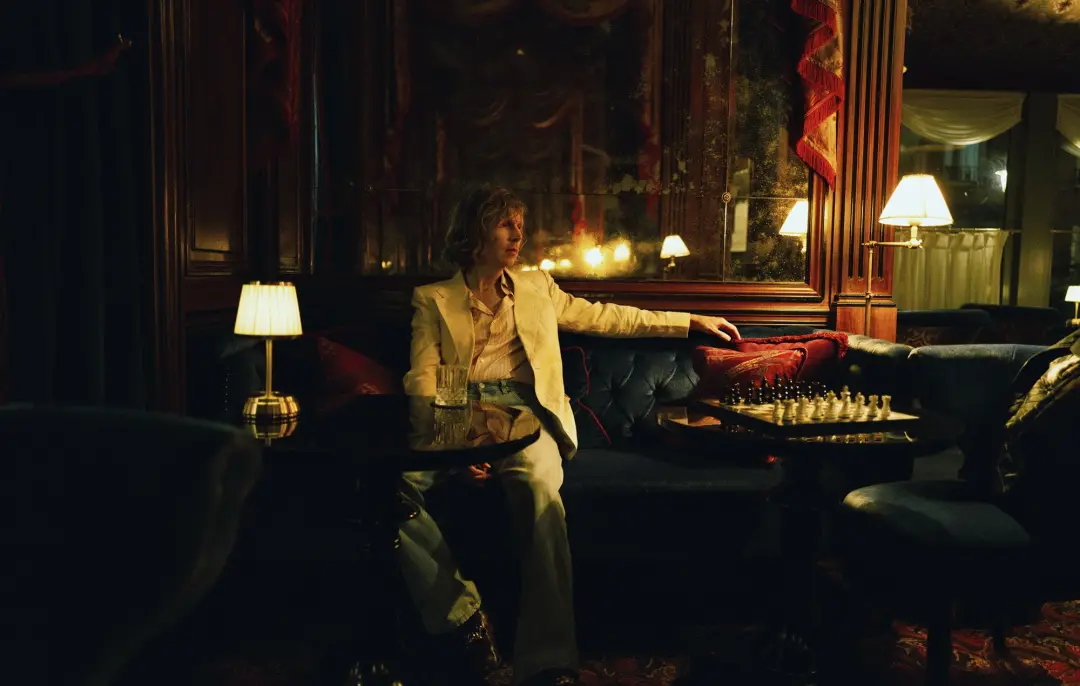 Beck soltou o album Ride Lonesome, 12 faixas, depois de shows no Royal Albert Hall com orquestra de 85 músicos. O som m…