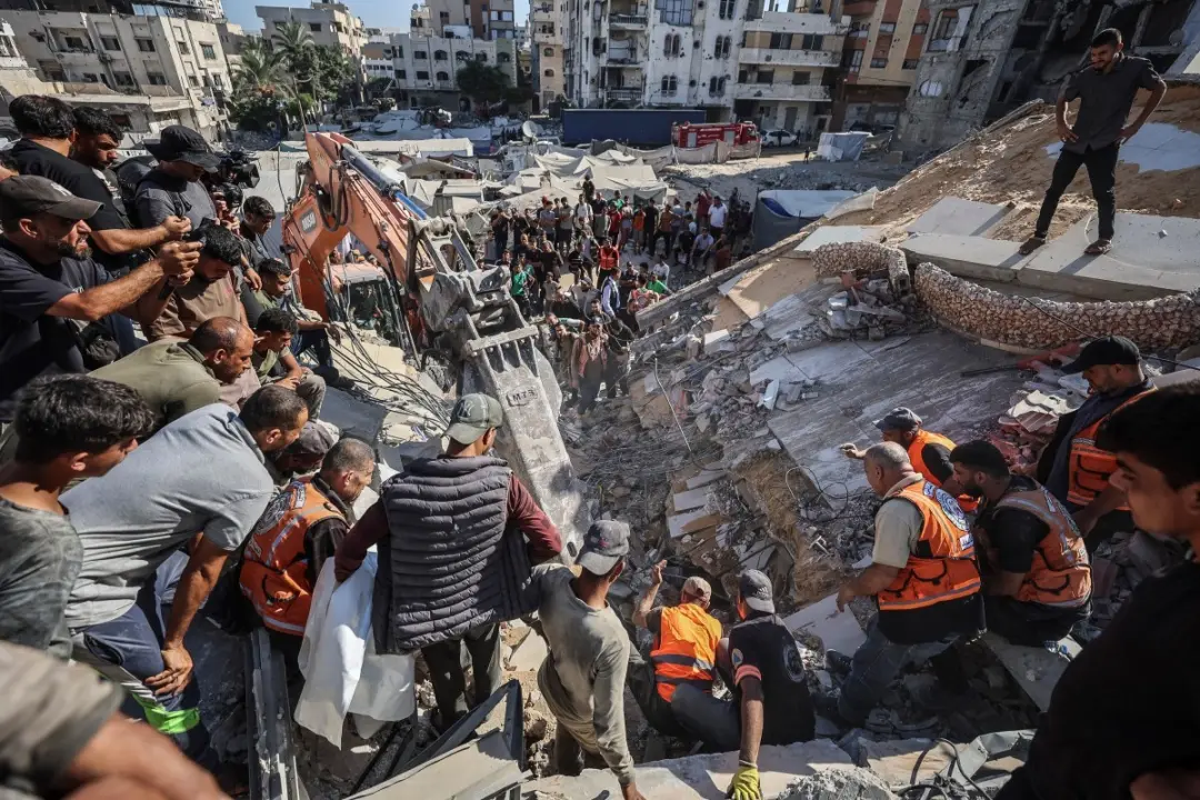 Dois mil edifícios em Gaza, e um deles desabou, tirando 12 vidas e deixando mais de 100 pessoas sob os escombros. A esc…