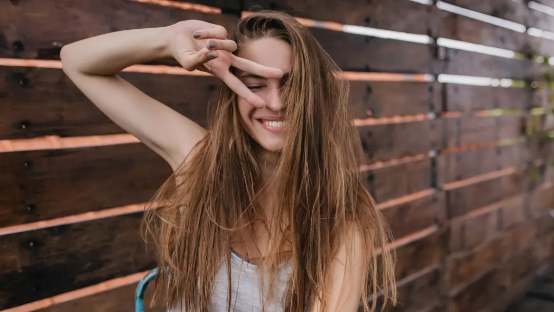 No salão, a tendência entre adolescentes é buscar mechas com iluminação natural, sem marcação forte na raiz. Isso muda …