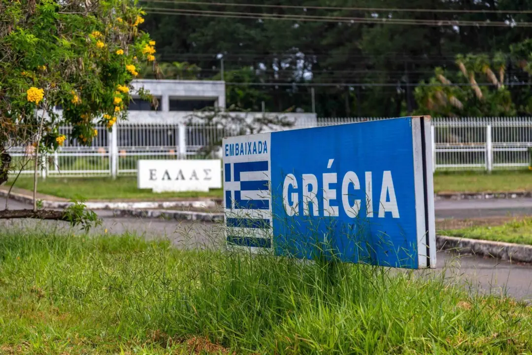 Em Brasília, ex-funcionários relataram agressões e desrespeito de uma embaixadora grega ao assumir o cargo. A troca da …