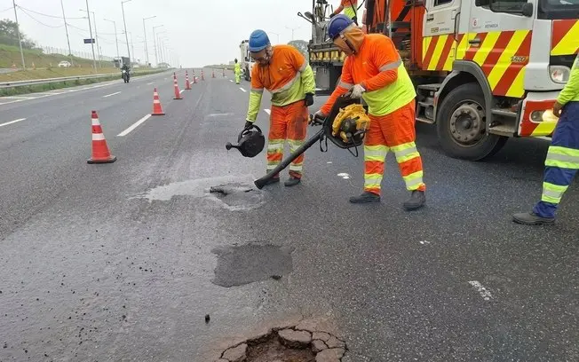 Rodovia Presidente Dutra recebe obras de recuperação viária em trechos de São Paulo e Rio de Janeiro após as chuvas. A …