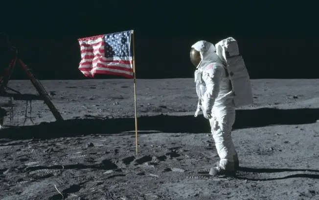 Três fitas da Apollo 11, mostrando a caminhada na Lua em 1969, foram vendidas por cerca de R$ 9,2 milhões. O material c…