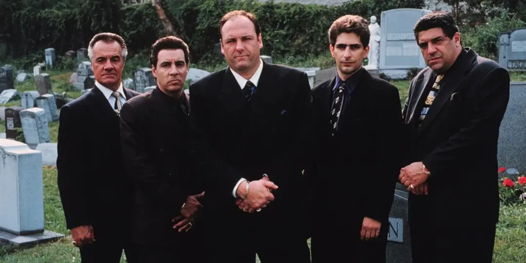 Gangsters e crime organizado ainda prendem a atenção de fãs de TV, com séries como Sopranos e Peaky Blinders sendo icôn…