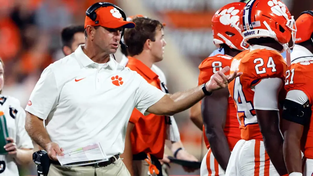 Dabo Swinney do Clemson comentou que o calouro QB Tait Reynolds tem características físicas parecidas com Tim Tebow. El…