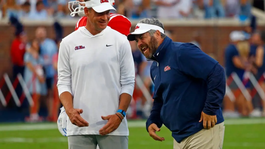 Ole Miss no oitavo lugar e LSU no sétimo vão disputar o jogo de 19 de setembro de 2026. Se o Kiffin não estivesse no Ol…
