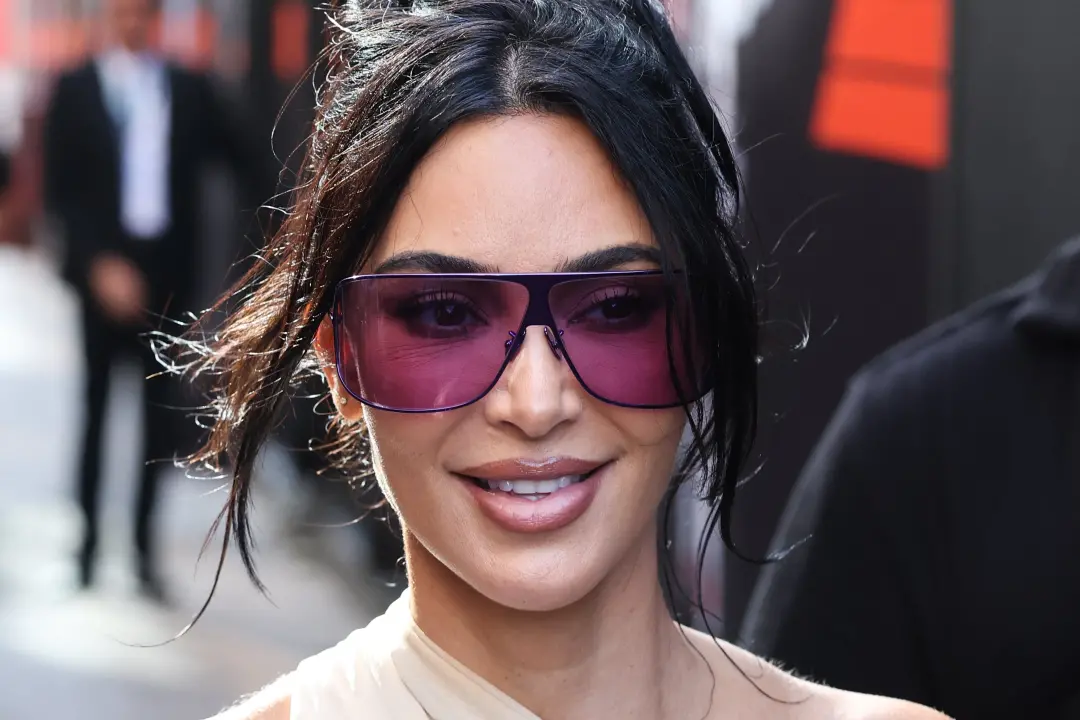 Kim Kardashian recebeu um euro simbólico dos ladrões que a roubaram a pistola em Paris. É estranho que depois de um tra…