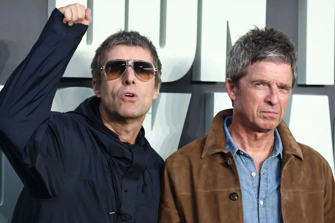 Oasis com 38 shows agendados em 11 lugares na Europa e EUA. A pista sobre eles tocarem o Glastonbury ano que vem aparec…