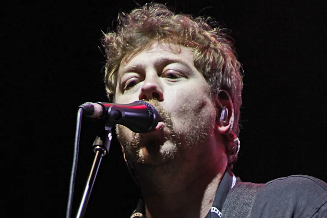 James Bourne deu um sorriso grande com o marido da Hilary Duff em Londres depois da cirurgia que ele fez. Ver gente se …