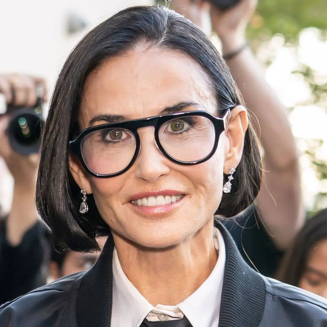 Demi Moore estreou um micro bob no desfile Thom Browne Primavera/Verão 2027 na Semana de Moda de Nova York. Achei que e…