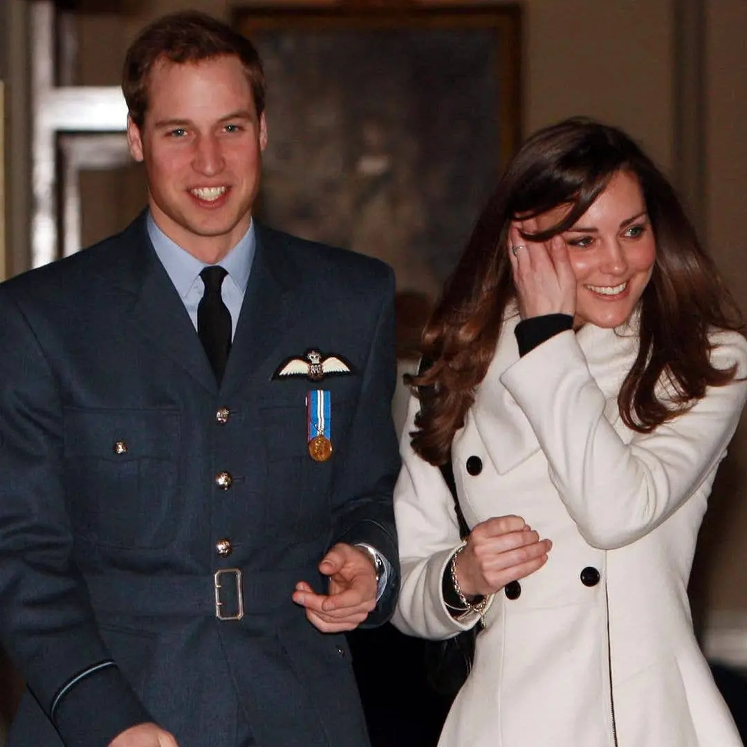 Momentos famosos do casamento de William e Kate em 2002 estão com detalhes novos revelados por um autor real. Achei est…