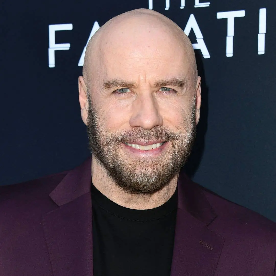 John Travolta quase irreconhecível no papel de máfia em November 1963, que aborda o dia do assassinato de JFK. A transf…