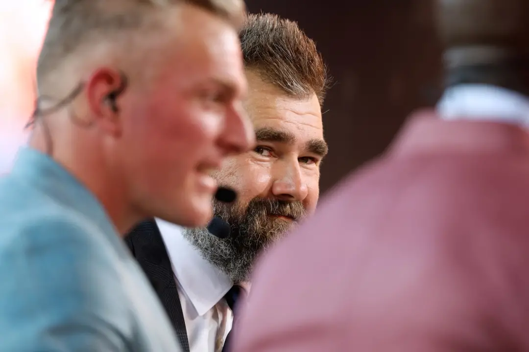 Jason Kelce, no Monday Night Football, apareceu com terno e tênis branco. A escolha do calçado gerou debate sobre o que…