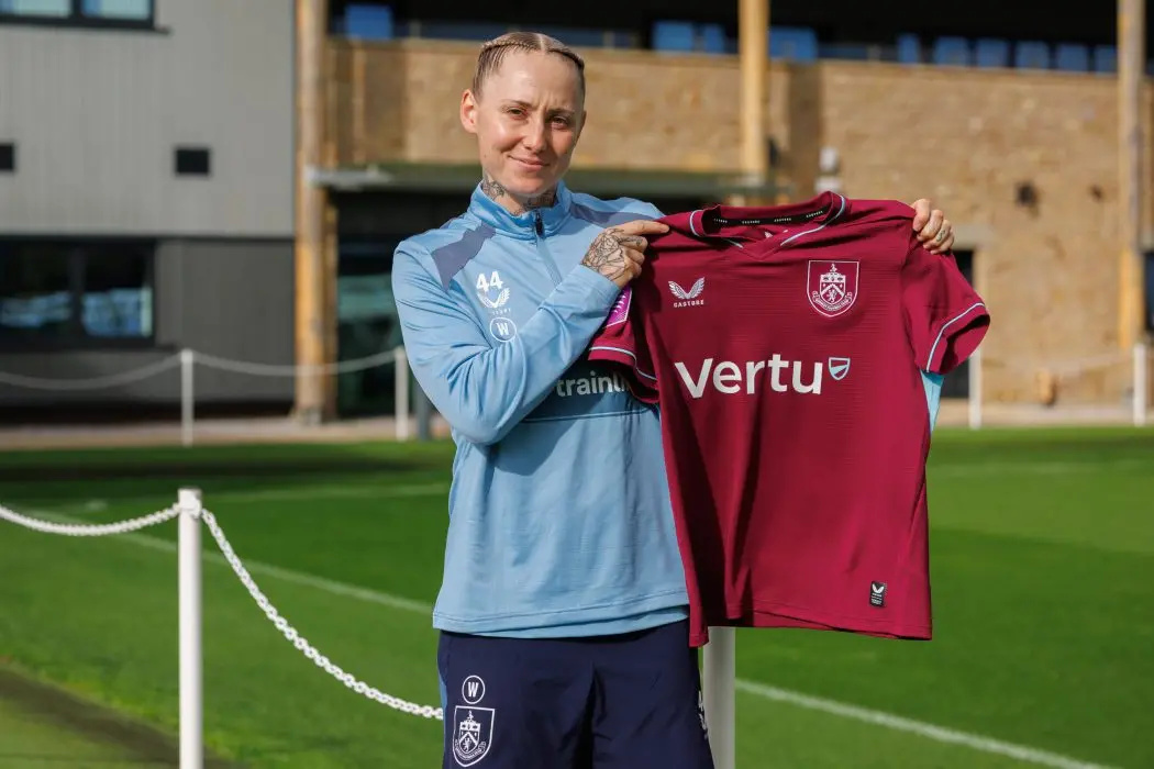 Leah Galton, ex-Manchester United, assinou com o Burnley por um ano. A mudança, depois de oito anos no clube, levanta q…