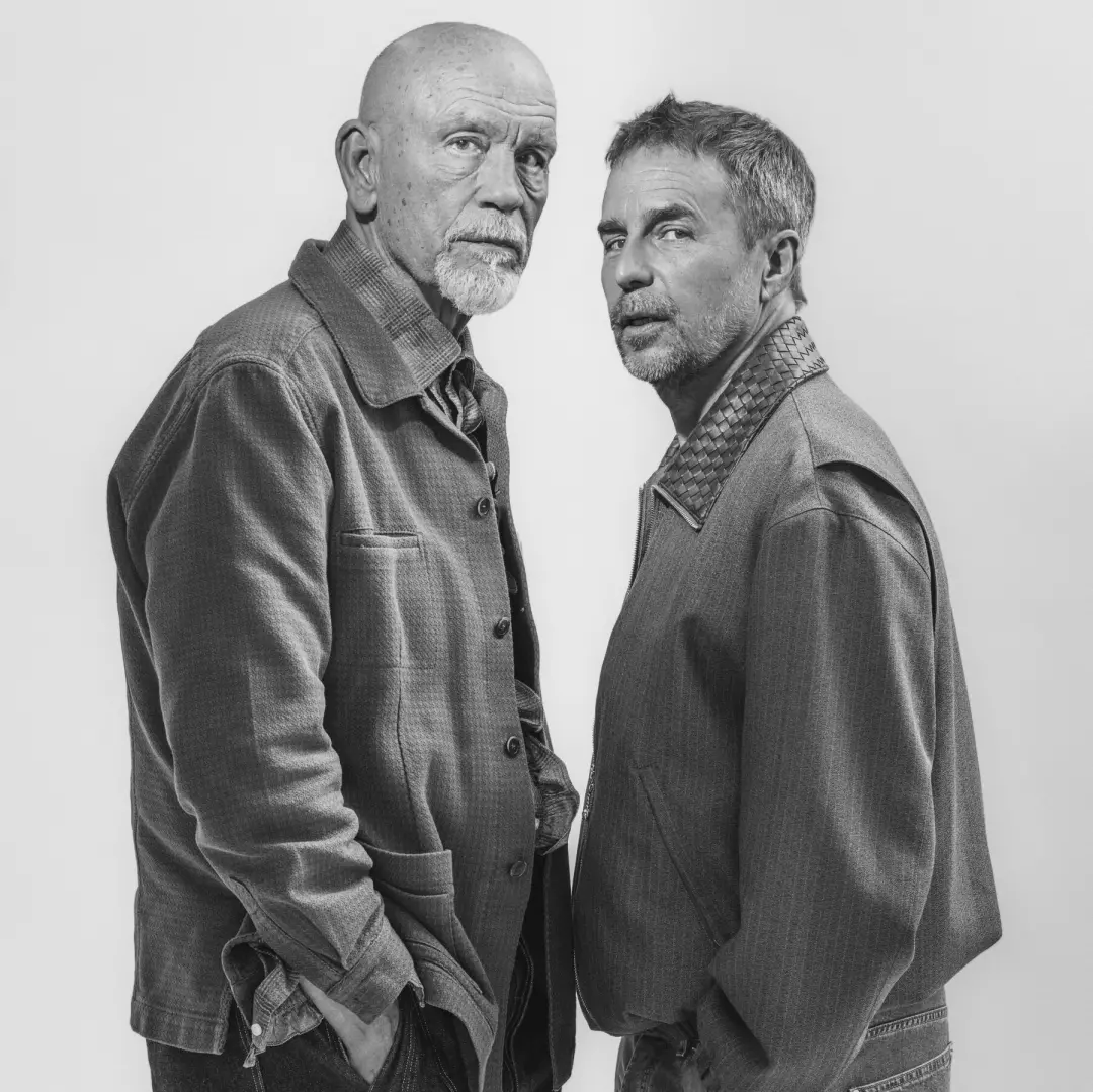 John Malkovich e Sam Rockwell falando sobre personagens sinistros e política da CIA no drama Wild Horse Nine. É interes…