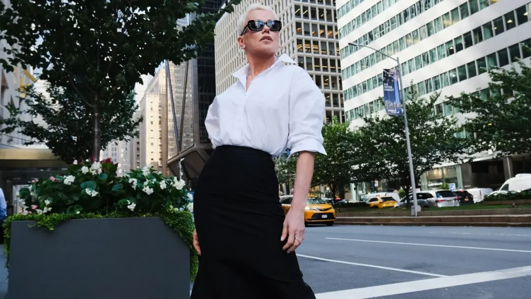 Saia preta de Carolina Herrera, comprada por Xuxa em Nova York entre 1991 e 1992, voltou a ser vista no desfile da grif…