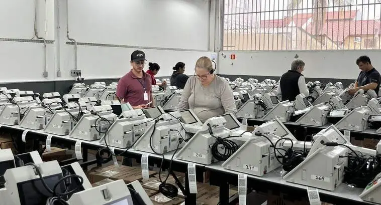 Justiça Eleitoral gaúcha inicia hoje a preparação das urnas eletrônicas para outubro. O processo de carga e testes gara…