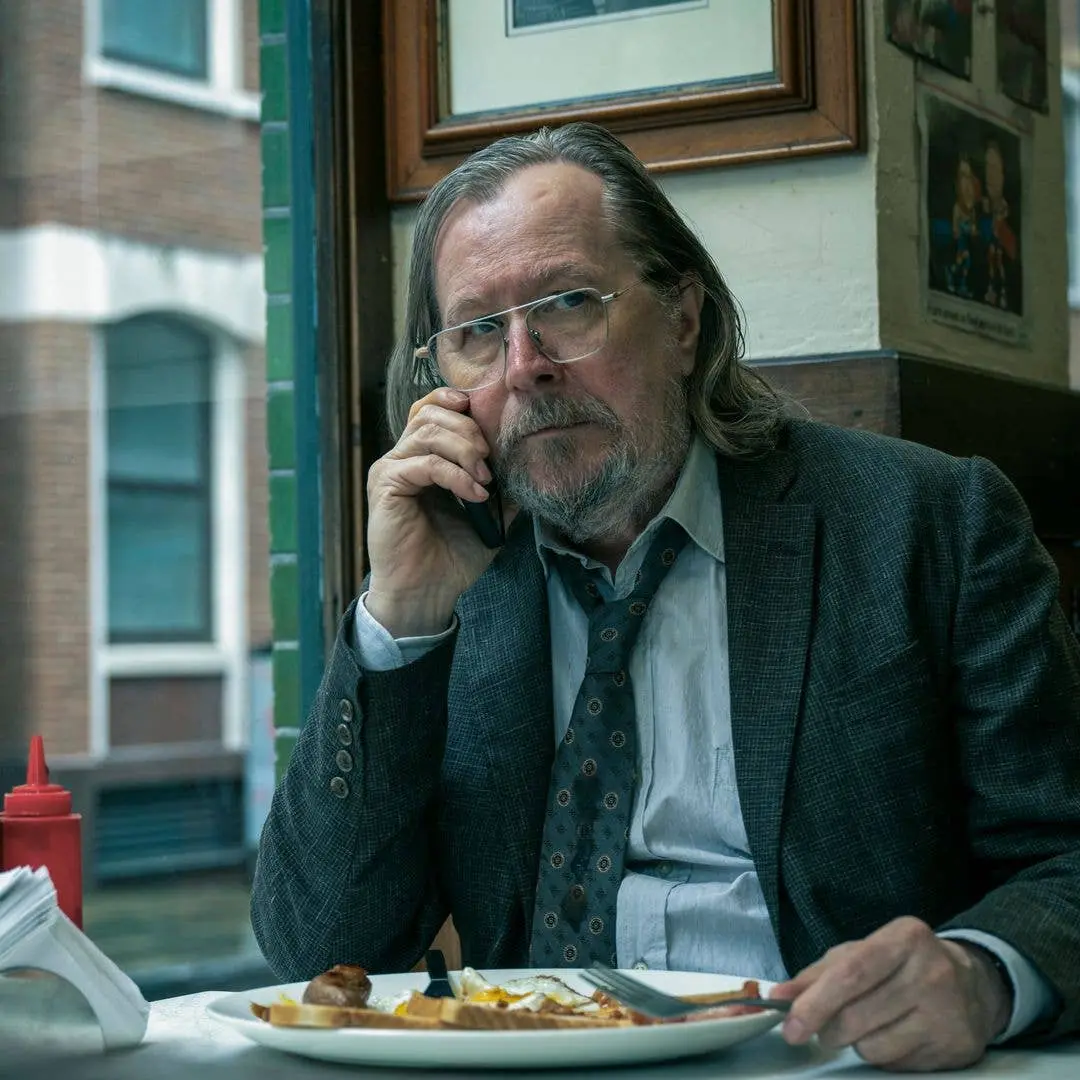 Gary Oldman confirmou que Slow Horses tem dois fãs da realeza. Curto a vibe da série, mas a gente vê como o tema real s…