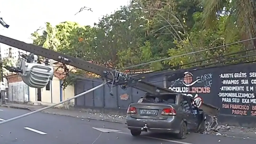 Carro derrubou poste na Avenida Costa e Silva, em Fortaleza, na manhã desta quarta. O motorista fugiu e a área teve o f…