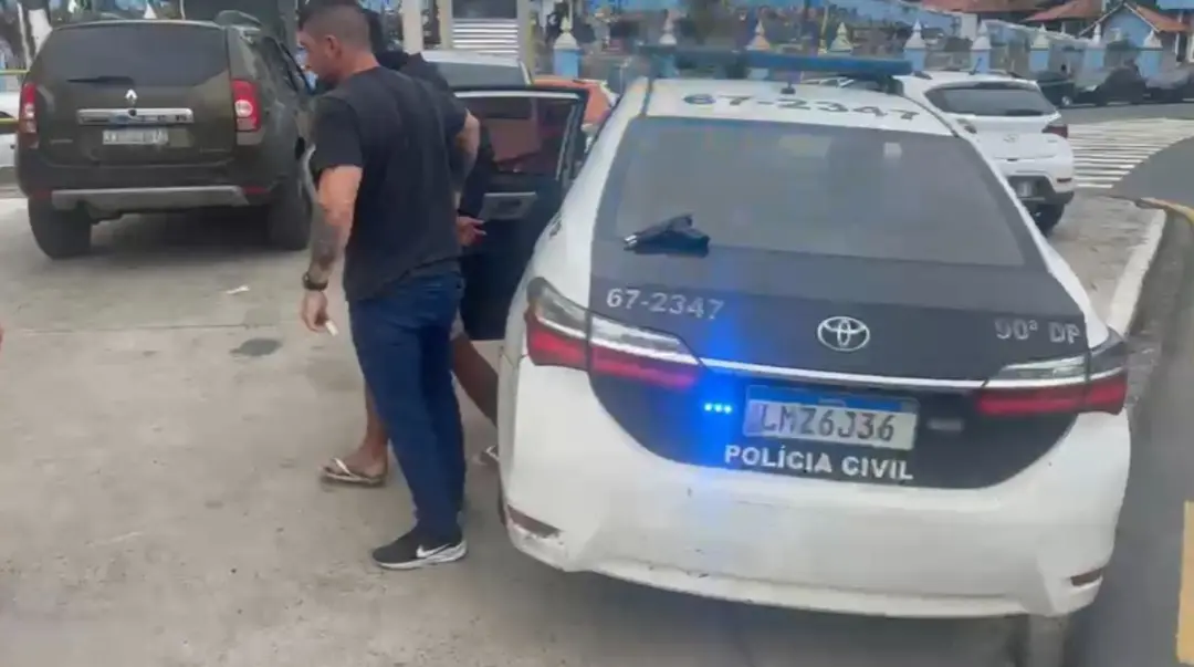 Motociclista foi preso em Barra Mansa com réplica de pistola após desobedecer ordem de parada. A alegação dele foi que …