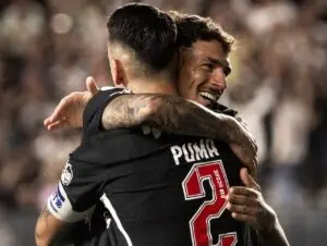 Vasco vence Santa Fe por 2 a 0 em São Januário e garante vaga na semifinal da Sul-Americana. Segurar a vantagem jogando…
