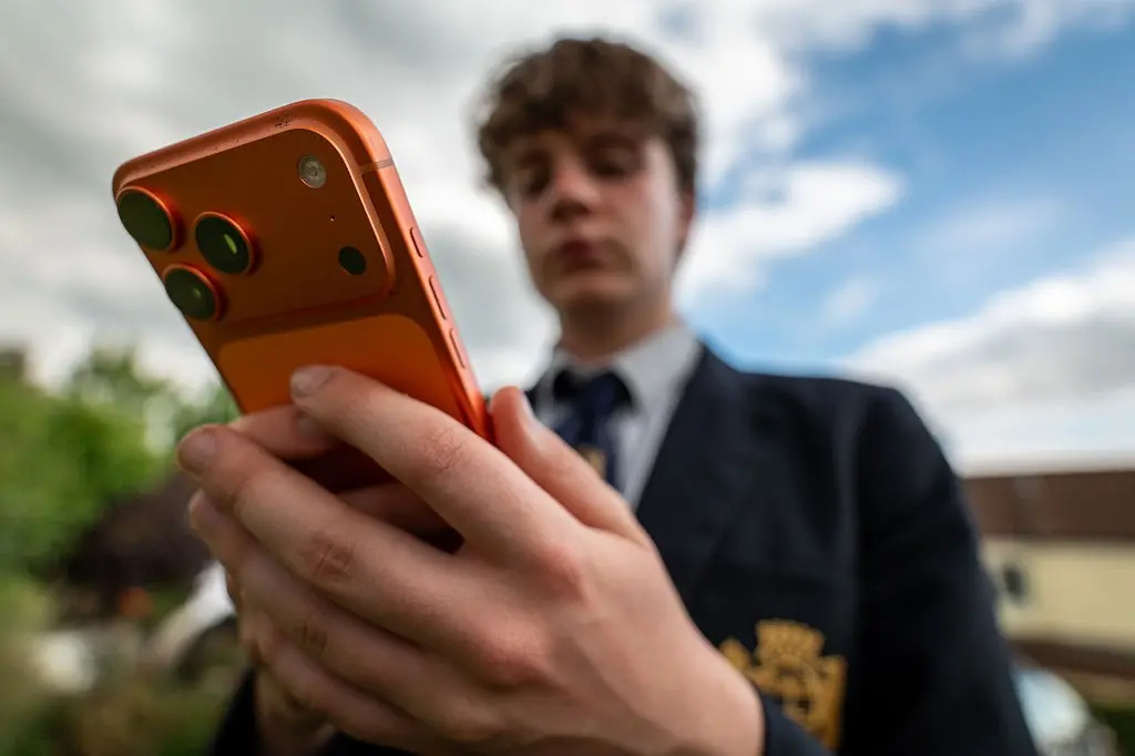 União Europeia quer proibir redes sociais para menores de 13 anos e limitar o uso de IA para jovens mais velhos. É um m…