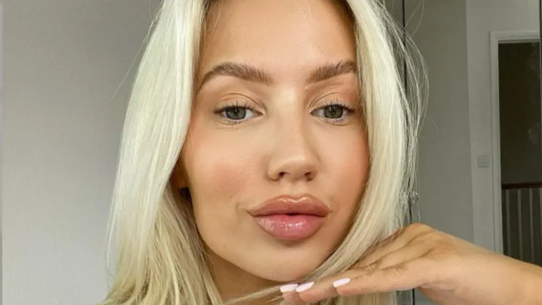 Elle Darby anunciou estar grávida do quarto filho, quase cinco anos depois de ter tido cancelamento por tweets antigos.…