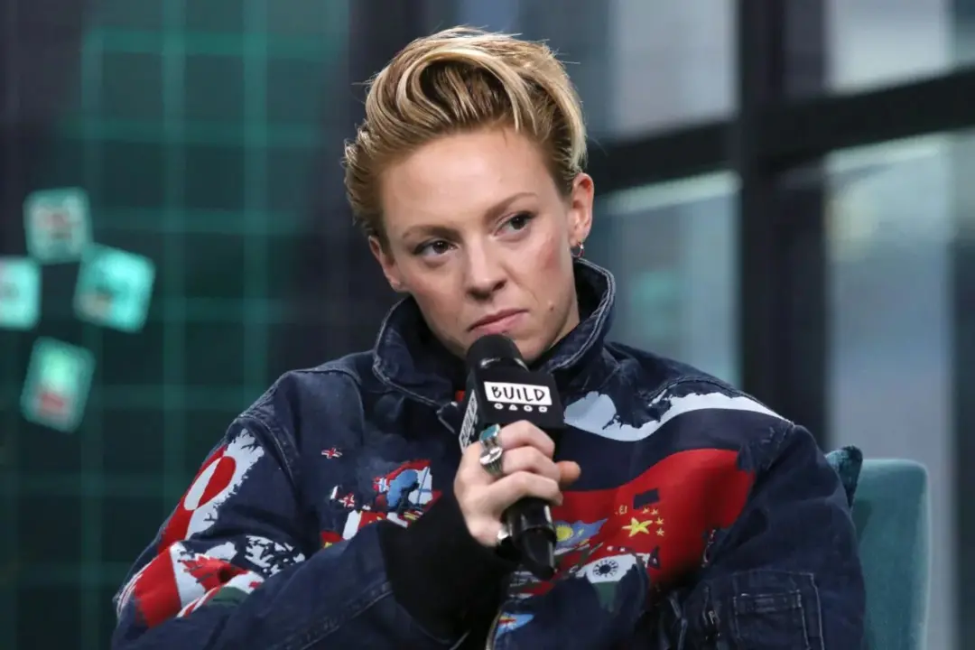 La Roux, cantora pop dos anos 2000, voltou depois de sumir do palco e falou que um surto nervoso encerrou a carreira de…