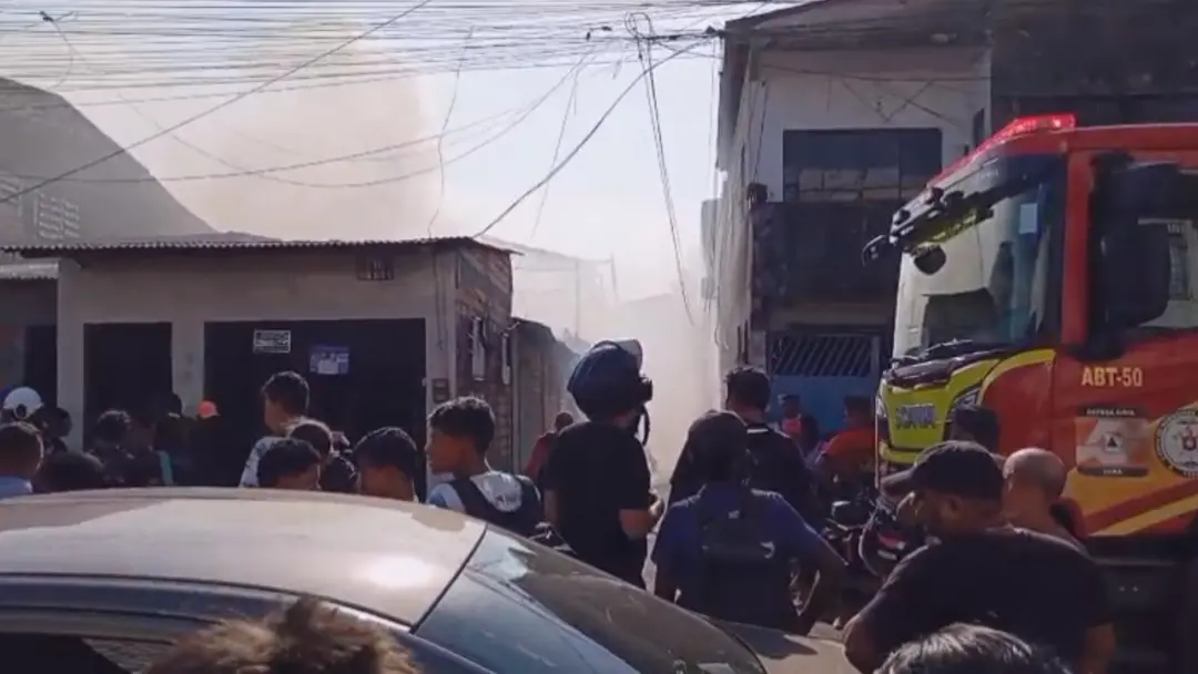 Guamá, em Belém, viu uma casa pegar fogo na passagem São Miguel nesta terça. O incêndio assustou os moradores da área, …