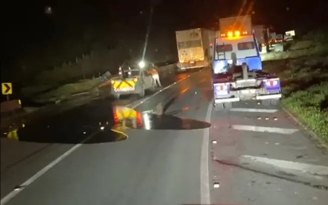 Acidente com produto perigoso na BR-116, em Barra do Turvo, SP, interditou totalmente a pista na madrugada desta quarta…