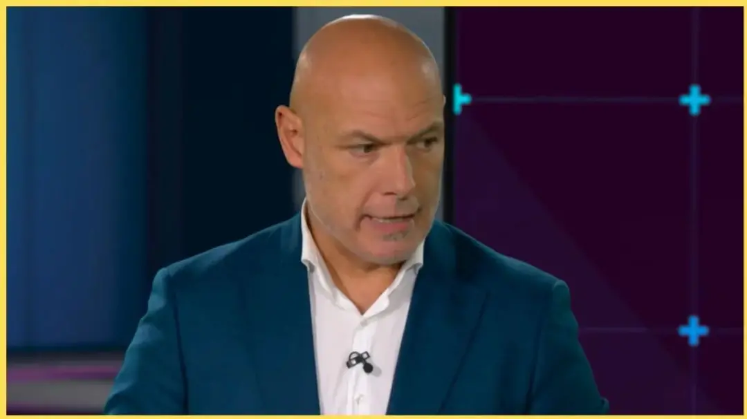 Howard Webb validou a decisão de pênalti no jogo do Liverpool contra Newcastle, no minuto 99, após contato de joelho na…