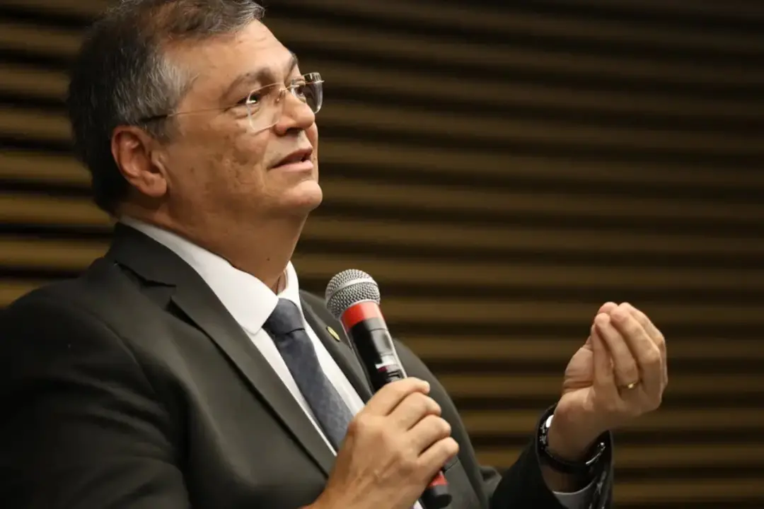 Ministro Flávio Dino pede vista no STF e deixa em aberto o futuro dos processos de Moraes e Mendonça. A votação inicial…