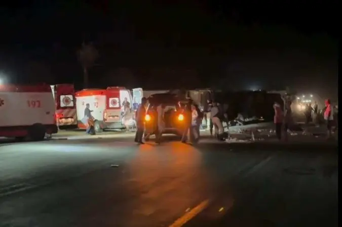 Seis pessoas morreram no acidente entre ônibus e carreta na BR-116, perto da divisa MG e BA. Quarenta feridos nessa col…