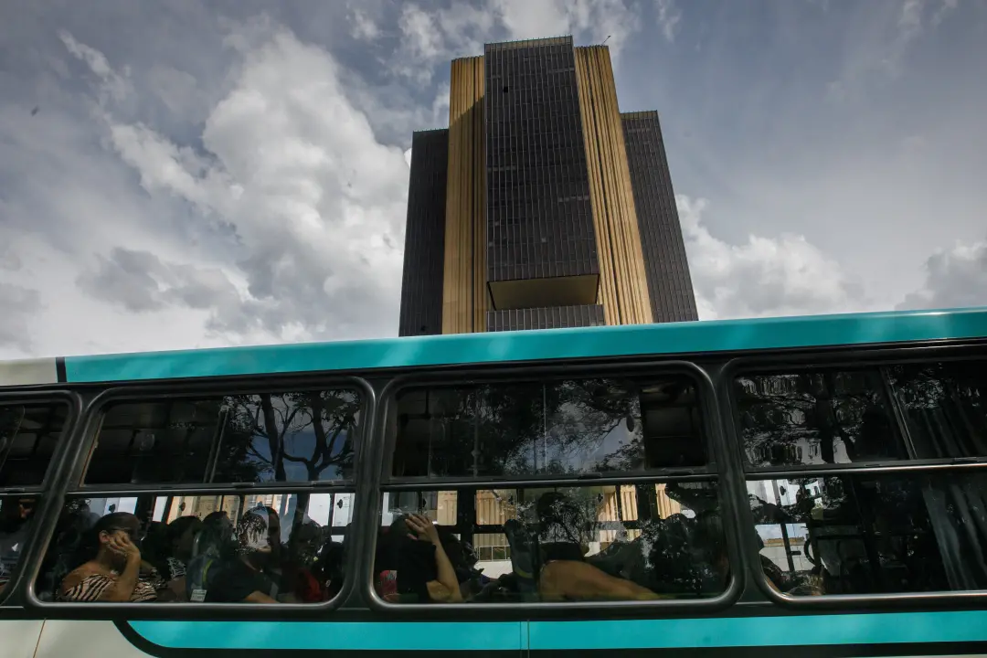 Queda de 0,2% no Índice de Atividade Econômica em julho, retirados os efeitos sazonais. A indústria caiu 0,4% e agropec…