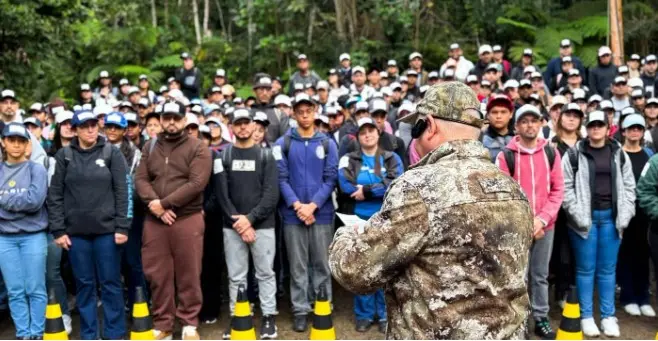 Centro de treinamento do CEAB exige que alunos de comissário de voo passem por simulações de sobrevivência em selva, ma…