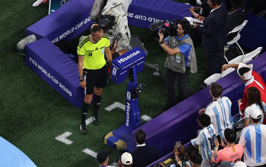 VAR gerou muita polêmica, de Manchester até a Europa, com inconsistência sendo o cerne do problema. A tentativa de flui…